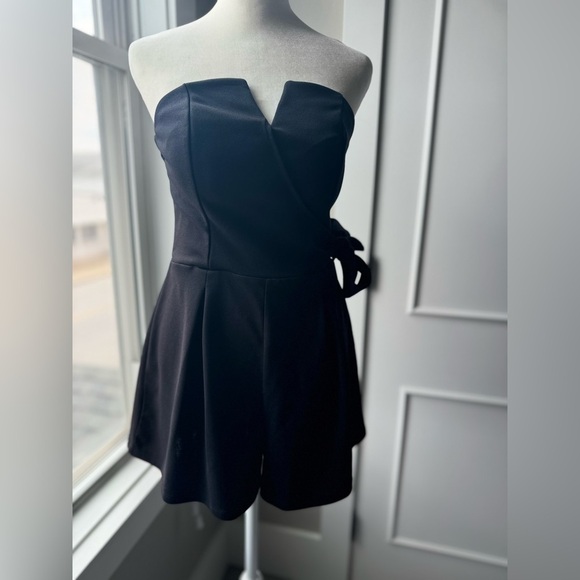 BLACK ROMPER With bow on the side SIZE MEDIUM Classic Black Romper - Picture 2 of 8